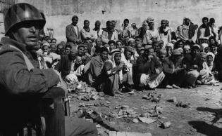 القوات الإسرائيلية تحتجز أسرى فلسطينيين أثناء العدوان الثلاثي 1956